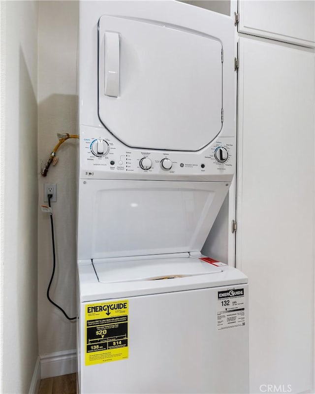 4071 Melrose Ave Unit 1, Los Angeles, CA 90029 - laundry area featuring stacked washing machine and dryer