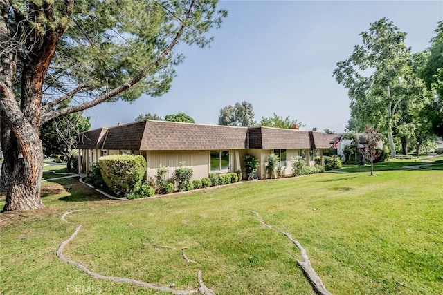837 Ardmore Cir, Redlands, CA 92374 - view of front facade featuring mansard roof, a shingled roof, and a front yard