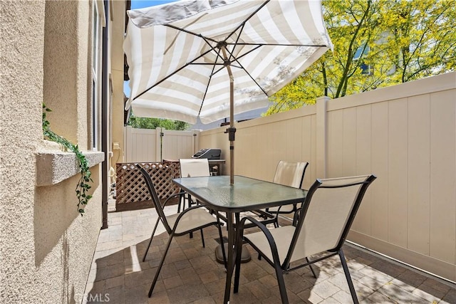 45437 Calle Cirros, Temecula, CA 92592 - fenced backyard with outdoor dining space and a patio