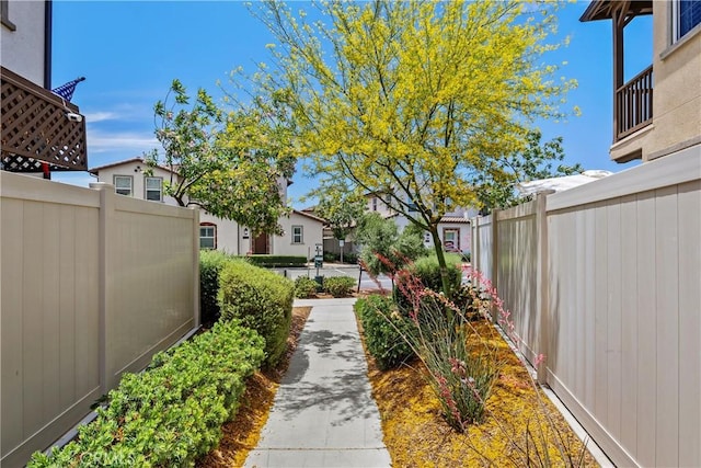 45437 Calle Cirros, Temecula, CA 92592 - view of yard featuring a residential view