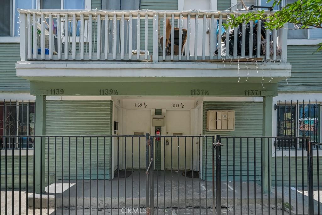 1137 S Union Ave, Los Angeles, CA 90015 - view of property featuring a carport
