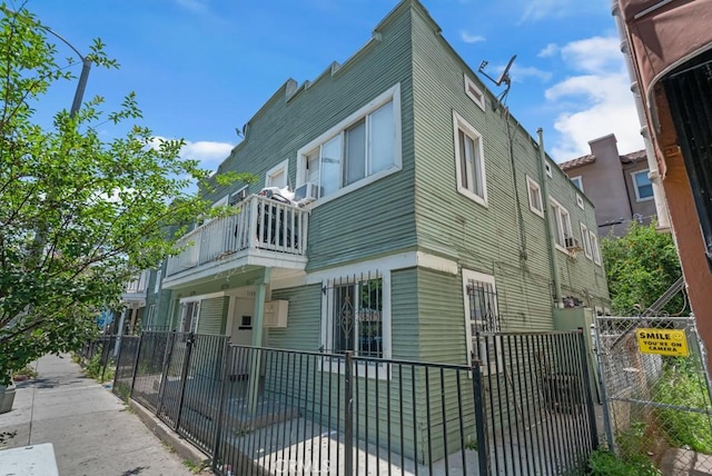 1137 S Union Ave, Los Angeles, CA 90015 - view of home's exterior with a gate, a fenced front yard, and a balcony