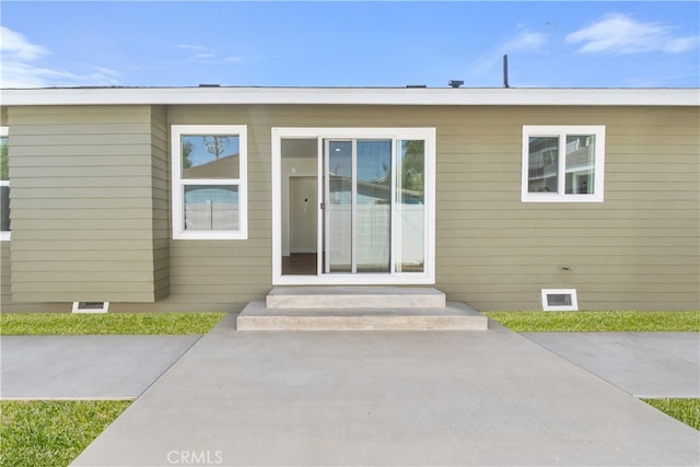 1027 E 10th St, Long Beach, CA 90813 - entrance to property with crawl space