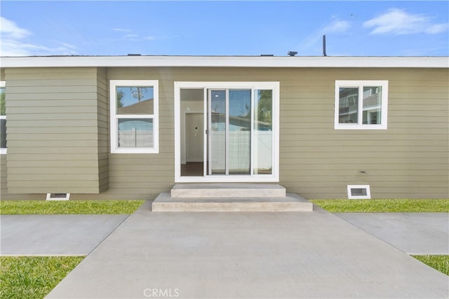 1027 E 10th St, Long Beach, CA 90813 - view of exterior entry featuring crawl space