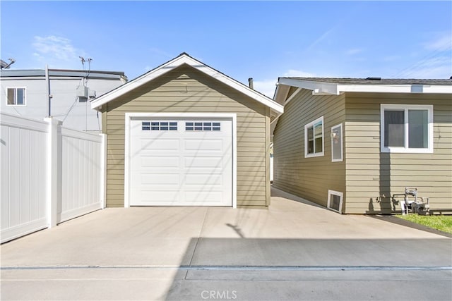 1027 E 10th St, Long Beach, CA 90813 - detached garage featuring concrete driveway