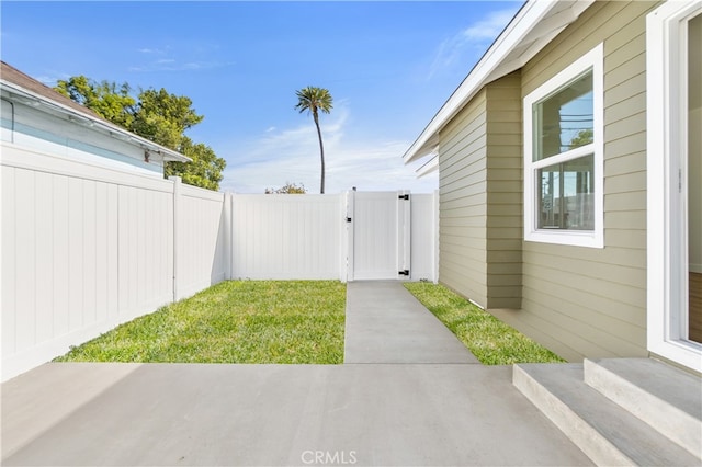1027 E 10th St, Long Beach, CA 90813 - view of yard featuring a gate and a patio