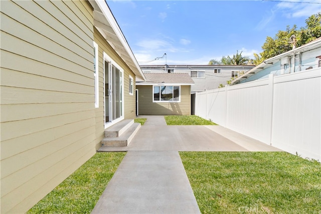 1027 E 10th St, Long Beach, CA 90813 - view of yard with a patio