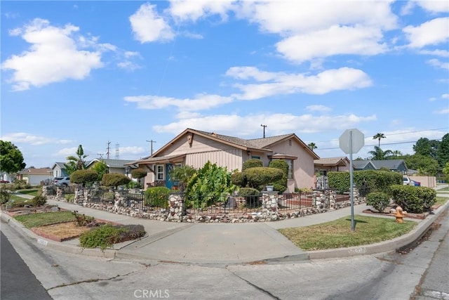 7860 La Fiesta Dr, Buena Park, CA 90620 - view of front of property featuring a fenced front yard