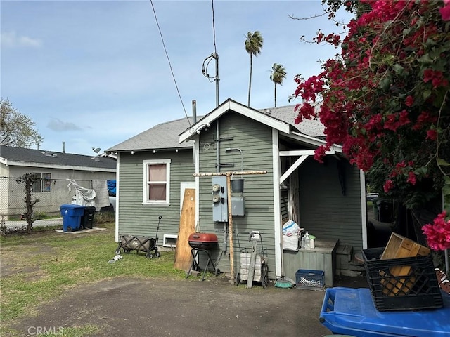 342 W 76th St, Los Angeles, CA 90003 - rear view of property with roof with shingles
