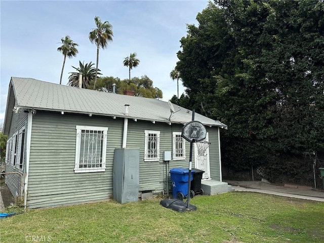 342 W 76th St, Los Angeles, CA 90003 - back of house with a yard