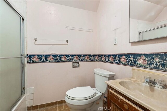 895 Huston Dr, Riverside, CA 92507 - bathroom with toilet, vanity, enclosed tub / shower combo, vaulted ceiling, and wainscoting