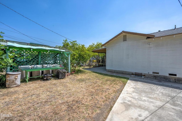 1139 N Heliotrope Dr, Los Angeles, CA 90029 - view of yard with a patio area