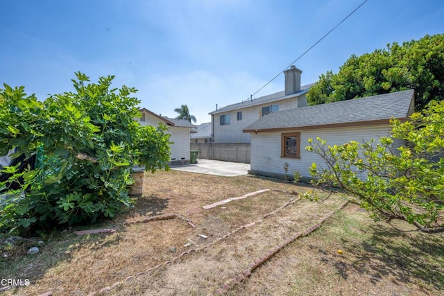 1139 N Heliotrope Dr, Los Angeles, CA 90029 - view of yard featuring a patio area