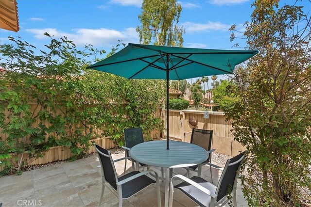 72864 Roy Emerson Ln, Palm Desert, CA 92260 - fenced backyard featuring outdoor dining area and a patio