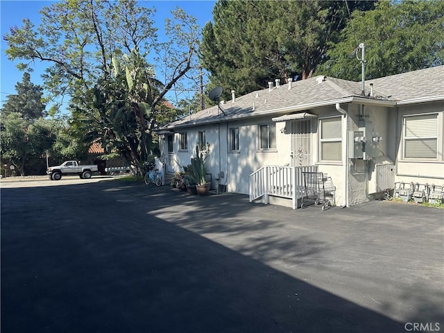25352543 Cross St, La Crescenta, CA 91214 - view of side of home with a shingled roof