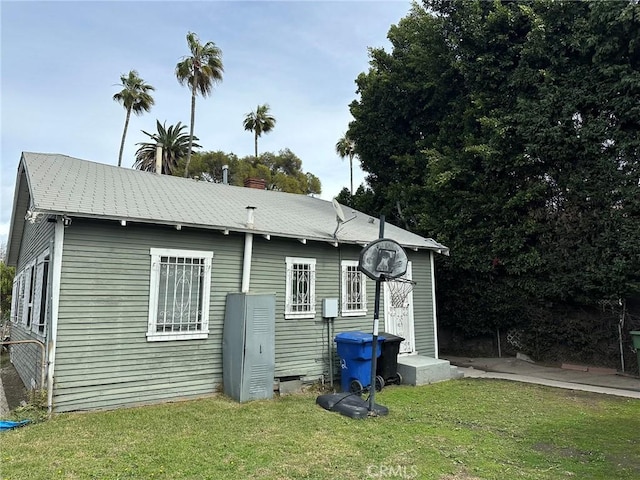 342 W 76th St, Los Angeles, CA 90003 - rear view of house featuring a yard