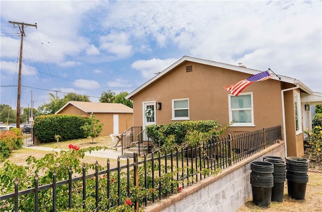 11304 Oklahoma Ave, South Gate, CA 90280 - bungalow-style home featuring stucco siding