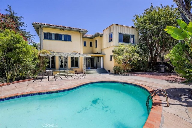 101 S Windsor Blvd, Los Angeles, CA 90004 - swimming pool featuring a pergola and a patio