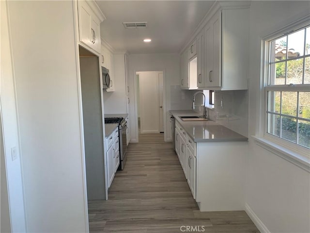 1515 Elizabeth St, Redlands, CA 92373 - kitchen with appliances with stainless steel finishes, a sink, baseboards, light wood-style floors, and recessed lighting