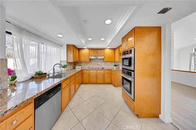 867 Winding Brook Ln, Walnut, CA 91789 - kitchen featuring stainless steel appliances, a sink, crown molding, under cabinet range hood, and a raised ceiling