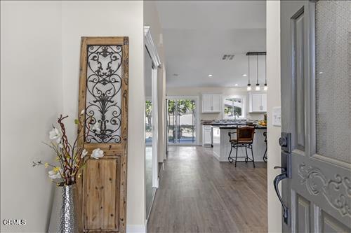 22150 Buena Vista St, Tehachapi, CA 93561 - foyer entrance with wood finished floors and recessed lighting