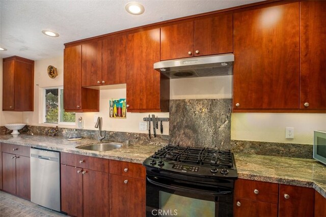 4 Amherst, Laguna Niguel, CA 92677 - kitchen with stainless steel appliances, under cabinet range hood, a sink, and recessed lighting