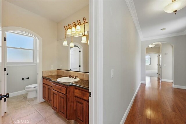 13045 Ridgewood Way, Chowchilla, CA 93610 - bathroom featuring vanity, toilet, crown molding, and baseboards