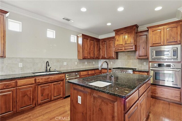 13045 Ridgewood Way, Chowchilla, CA 93610 - kitchen featuring appliances with stainless steel finishes, a sink, light wood-type flooring, ornamental molding, and recessed lighting