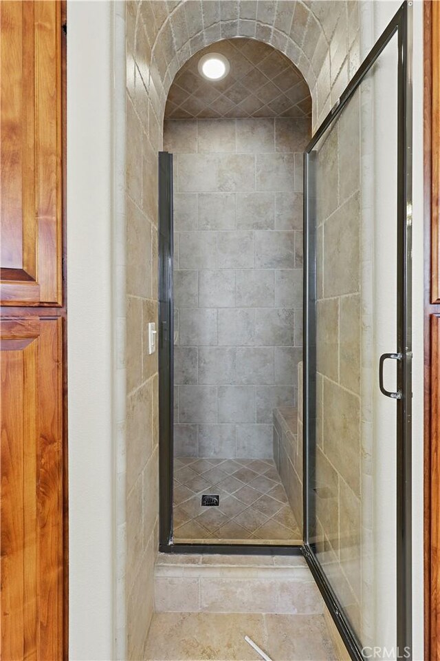 13045 Ridgewood Way, Chowchilla, CA 93610 - full bathroom with a stall shower