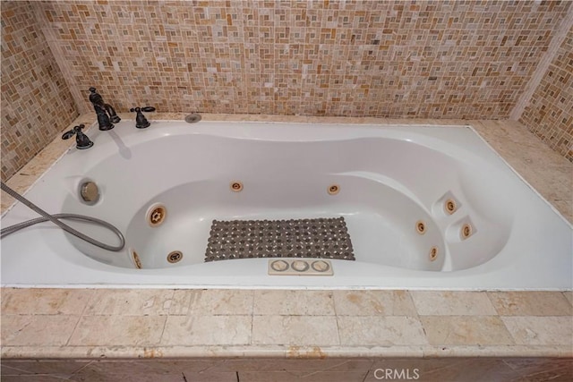 1914 S W View St, Los Angeles, CA 90016 - bathroom with a whirlpool tub