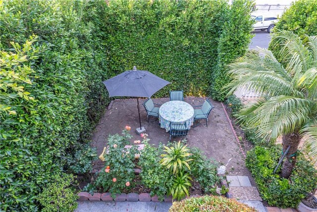 1914 S W View St, Los Angeles, CA 90016 - view of yard featuring a patio