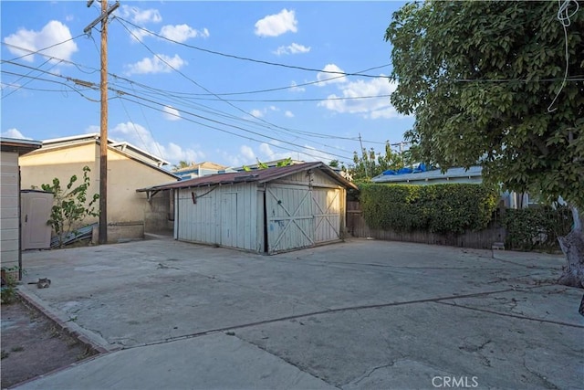 1914 S W View St, Los Angeles, CA 90016 - garage featuring a storage unit