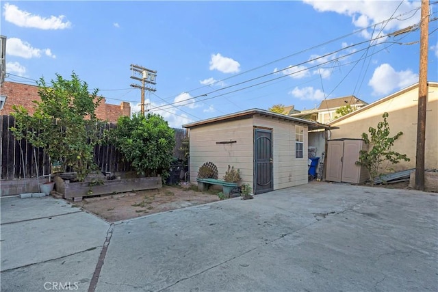 1914 S W View St, Los Angeles, CA 90016 - exterior space featuring a vegetable garden