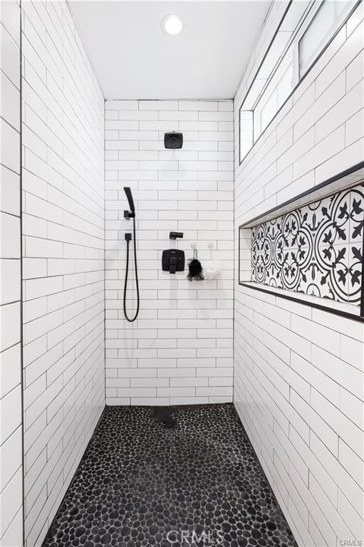 2416 Hialeah Cir, Norco, CA 92860 - bathroom featuring a tile shower and recessed lighting