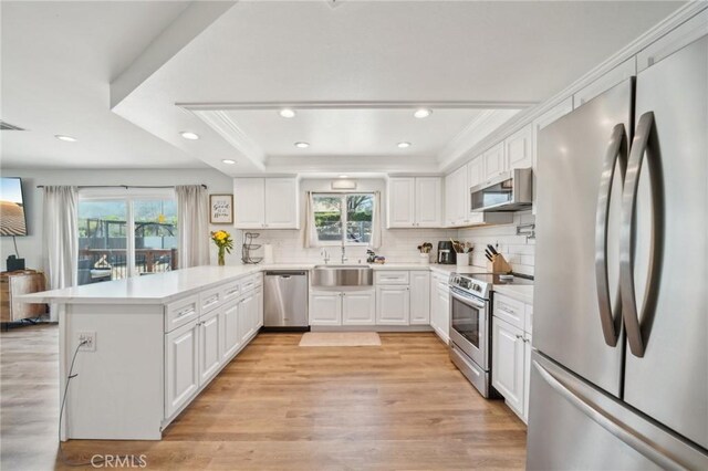 7906 Appaloosa Ct, Rancho Cucamonga, CA 91701 - kitchen featuring stainless steel appliances, a sink, a peninsula, plenty of natural light, and recessed lighting