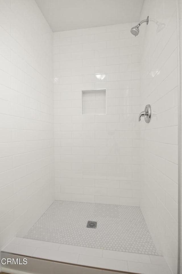 196 Mariposa Dr, Camarillo, CA 93012 - bathroom with tiled shower