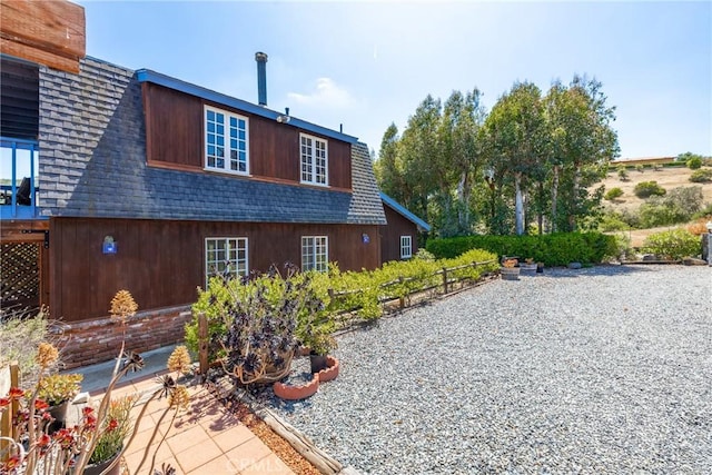 335 Rainbow Crest Rd, Fallbrook, CA 92028 - view of side of home with roof with shingles