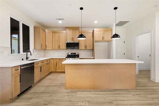 5399 Hickory Way, Paradise, CA 95969 - kitchen with stainless steel appliances, a sink, tasteful backsplash, light wood-style flooring, and light brown cabinets