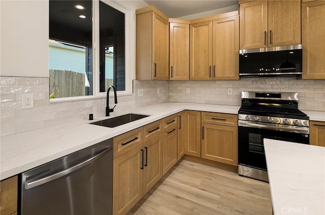 5399 Hickory Way, Paradise, CA 95969 - kitchen featuring stainless steel appliances, a sink, light countertops, light wood-style flooring, and recessed lighting