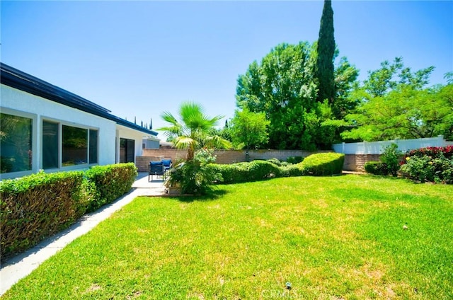 9539 Gladbeck Ave, Northridge, CA 91324 - view of yard with a patio area
