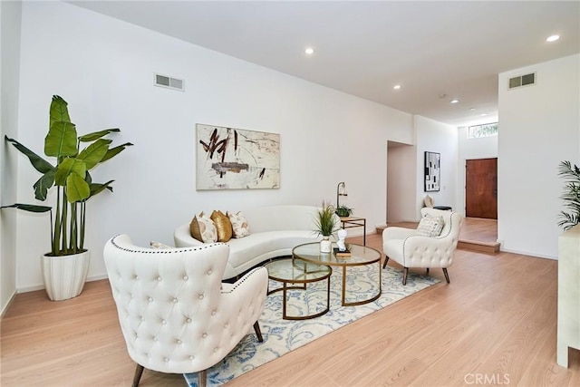 9539 Gladbeck Ave, Northridge, CA 91324 - living area featuring light wood-style floors and recessed lighting