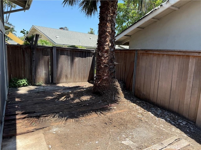1404 N Tustin Ave Unit H1, Santa Ana, CA 92705 - view of yard featuring a deck