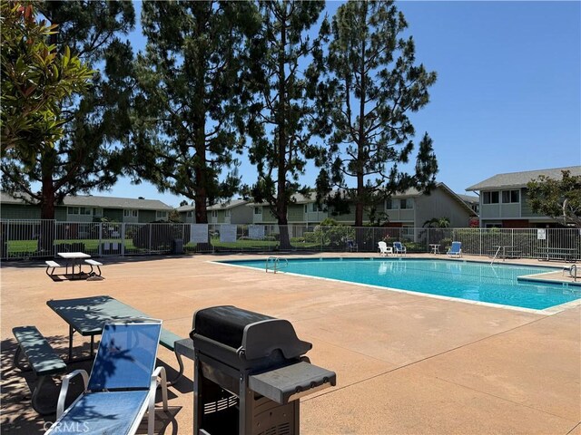 1404 N Tustin Ave Unit H1, Santa Ana, CA 92705 - community pool featuring a patio, a grill, and a residential view