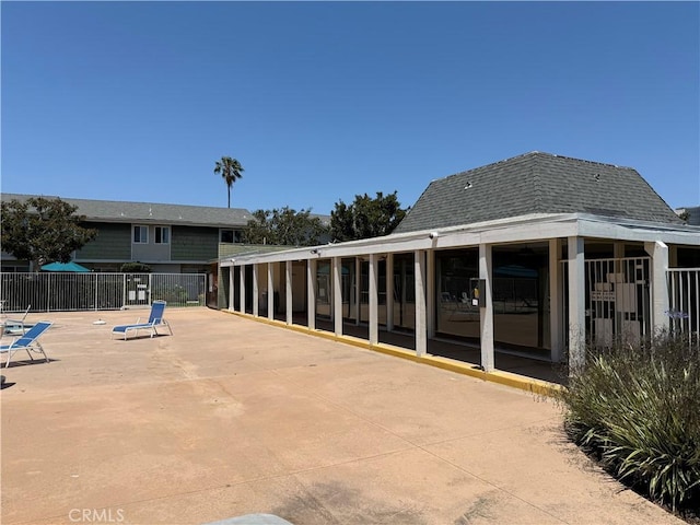 1404 N Tustin Ave Unit H1, Santa Ana, CA 92705 - surrounding community with a patio area