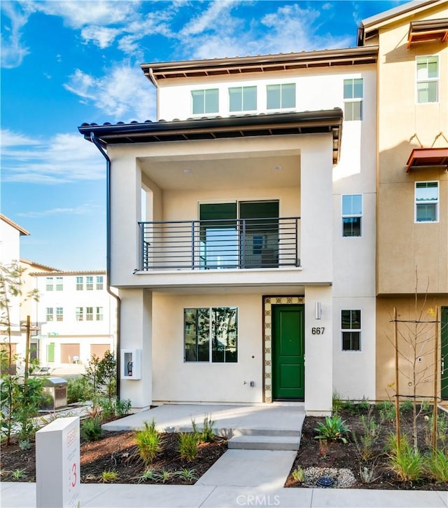 667 Limoncello Ln, Covina, CA 91723 - view of front facade featuring a balcony, stucco siding, and covered porch