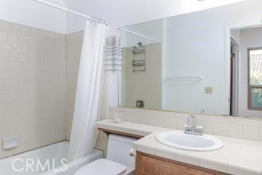 965 Morro Ave Unit D, Morro Bay, CA 93442 - bathroom with vanity, shower / bath combination with curtain, and toilet