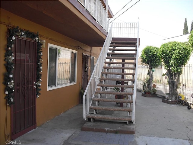 5659 Quinn St, Bell Gardens, CA 90201 - property entrance featuring stucco siding