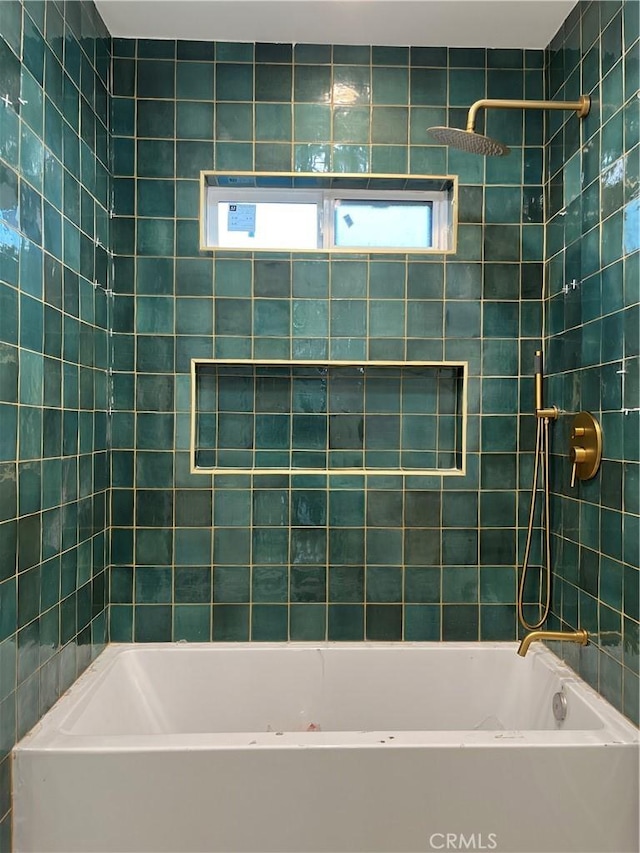 1082 Lewis Ave, Long Beach, CA 90813 - full bathroom featuring washtub / shower combination