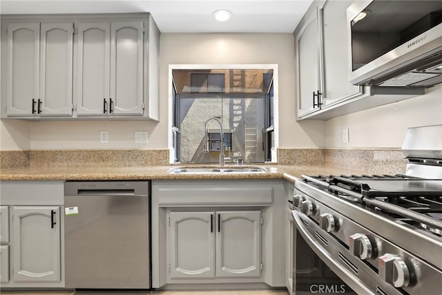 26322 W Bravo Ln, Calabasas, CA 91302 - kitchen featuring appliances with stainless steel finishes, a sink, light countertops, recessed lighting, and gray cabinetry