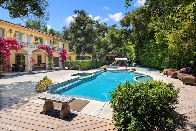 4204 Woodleigh Ln, La Canada Flintridge, CA 91011 - view of swimming pool featuring a pool with connected hot tub, a patio area, and an outdoor living space